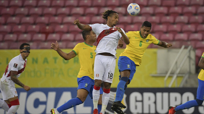 PERU | SOBE: Fez boa marcação e dificultou a movimentação do Brasil no meio-campo, em especial no segundo tempo. / DESCE: Mesmo construindo jogadas, não conseguiu levar perigo à meta de Weverton. 