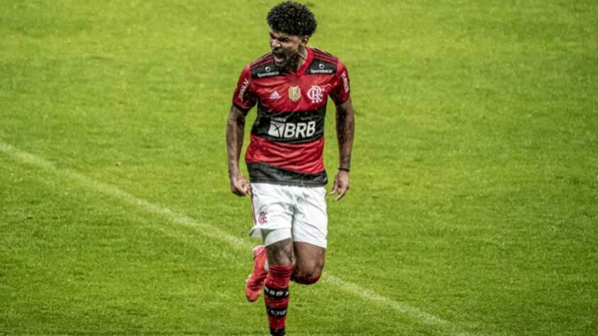 FECHADO! - Bruno Viana publicou uma mensagem de despedida do Flamengo. O zagueiro, que estava emprestado pelo Braga, não conseguiu se firmar no Rubro-Negro e, assim, não teve a opção de compra exercida. O defensor ressaltou que teve uma temporada "de muito aprendizado" no Fla e agradeceu a oportunidade de ter vestido o Manto.