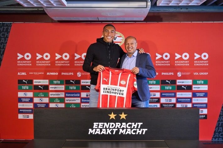 FECHADO - O centroavante Carlos Vinícius é o mais novo reforço do PSV para a temporada. O jogador brasileiro acertou sua transferência para o clube holandês por empréstimo de duas temporadas e obrigação de compra fixada pelo Benfica.