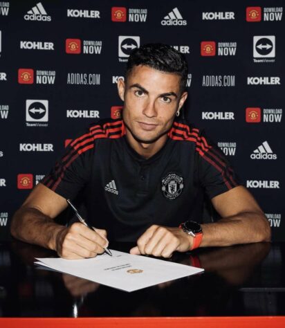 FECHADO - Na tarde desta quinta-feira, Cristiano Ronaldo assinou o contrato com o Manchester United e selou o seu retorno aos Red Devils.