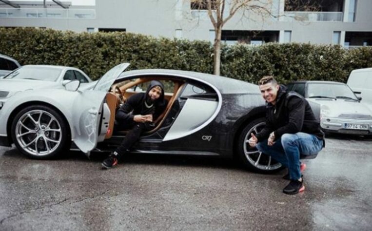 Outro carrão que Cristiano Ronaldo ostenta é o Bugatti Chiron, veículo com apenas 500 unidades no mundo todo. A máquina é avaliada em R$ 20 milhões. 