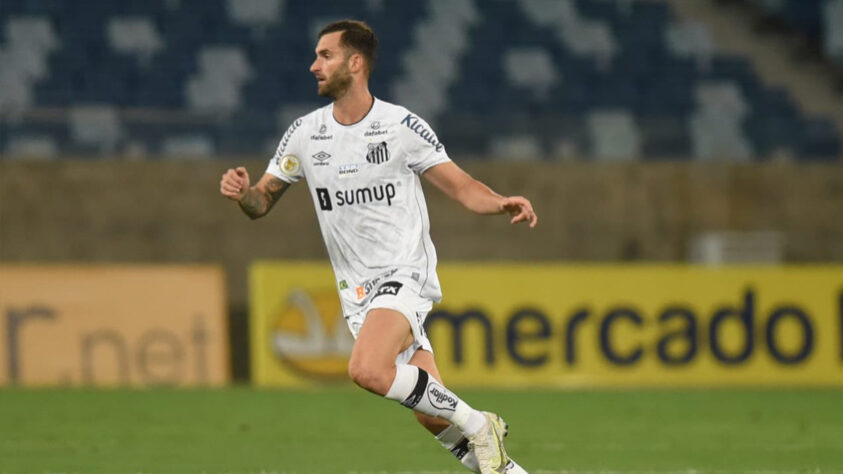 O Santos foi derrotado na noite deste sábado, por 2 a 1 para o Cuiabá, pela 19ª rodada do Campeonato Brasileiro, na Arena Pantanal. O estreante santista do dia, Léo Baptistão (foto), foi o melhor da equipe, apesar de não ter marcado. Confira as notas dos jogadores do Peixe e os destaques do Cuiabá (por Diário do Peixe)