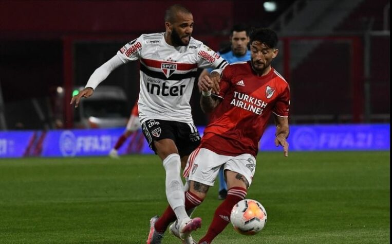 Eliminação na Libertadores - Apenas quatro dias depois, no dia 30 setembro, Daniel Alves esteve em campo na derrota diante o River Plate-ARG, que resultou na eliminação do São Paulo ainda na fase de grupos da Libertadores. Com o terceiro lugar no grupo, o São Paulo garantiu vaga para os dezesseis avos de final da Sul-Americana.