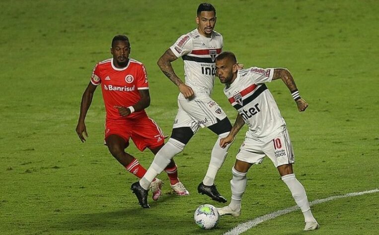 O São Paulo emendou uma sequência de sete jogos sem vitória, com quatro derrotas e três empates. Uma das derrotas foi diante do Internacional, por 5 a 1, no Morumbi, pior placar do Tricolor na história em seu estádio. No jogo, Daniel Alves cometeu um erro enorme que resultou em um dos gols do time gaúcho.