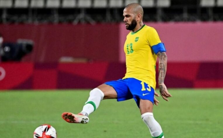 ESQUENTOU - Ainda sem destino confirmado, o lateral-direito Daniel Alves está aproveitando o tempo sem clube para curtir suas redes sociais e, em postagem da última quarta-feira, o atleta recebeu um convite do atacante Gilberto. O camisa 9 do Bahia chamou o lateral da Seleção Brasileira para retornar ao Tricolor, clube onde foi revelado e chegou ao profissional.