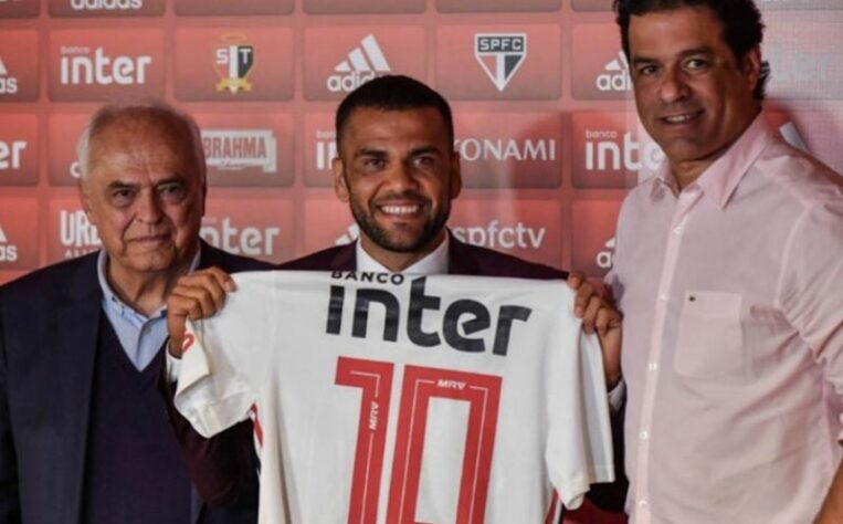 Apresentação - Daniel Alves chegou ao São Paulo em grande estilo. Tido como a grande contratação do clube nos últimos anos, o atleta chegou ao Tricolor badalado após a conquista da Copa América de 2019 sendo o melhor jogador do torneio.