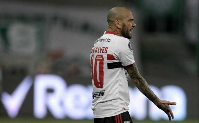 ESQUENTOU - Após ter rescindido com o São Paulo, Daniel Alves é um dos principais nomes livres no mercado da bola. O Fluminense formalizou interesse e apresentou uma proposta ao lateral-direito, e agora aguarda um retorno. A notícia foi dada primeiramente pela "ESPN" e confirmada pelo LANCE!. Com problemas financeiros, o Fluminense garante que não fará nenhum tipo de loucura nos cofres para contratar o jogador. Nas Laranjeiras, o nome de Daniel Alves é visto positivamente.