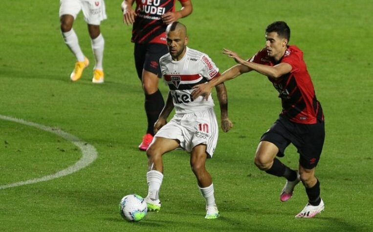 Fratura no antebraço - Em agosto daquele ano, um mês após a eliminação no Paulista, Daniel Alves fraturou o antebraço na partida contra o Athletico-PR, no Brasileirão e se tornou desfalque por