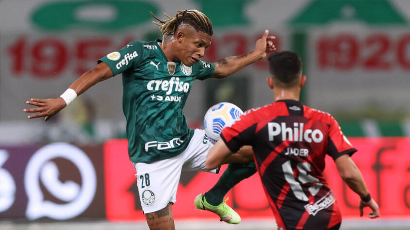 NEGOCIANDO - O Palmeiras decidiu agir para tentar evitar que clubes europeus atravessem e deixem de procurá-lo nas tratativas para contratar o volante Danilo. Por isso o Alviverde iniciou as tratativas com o estafe do camisa 28 para prorrogar o seu contrato. Segundo o LANCE! apurou, Danilo deve prorrogar a renovação com o Verdão até o fim de 2026.