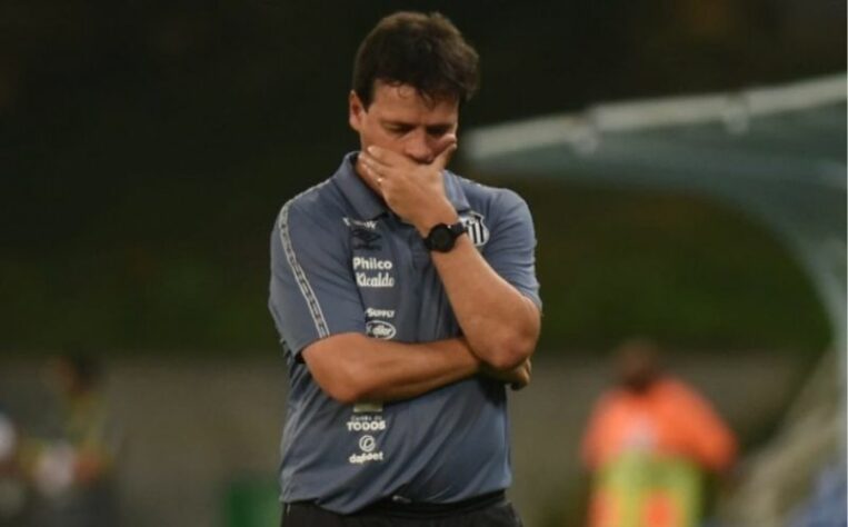 FECHADO - O técnico Fernando Diniz não é mais o treinador do Santos. Um dia após a derrota para o Cuiabá, a diretoria do Peixe decidiu demitir o técnico. Segundo apuração do Diário do Peixe, a forma que o time vem jogando e, principalmente, a falta de alternativas para resolver os problemas em campo, pesaram a favor da opção pela saída do treinador. As recentes decisões também foram consideradas erradas e refletiram nas derrotas.