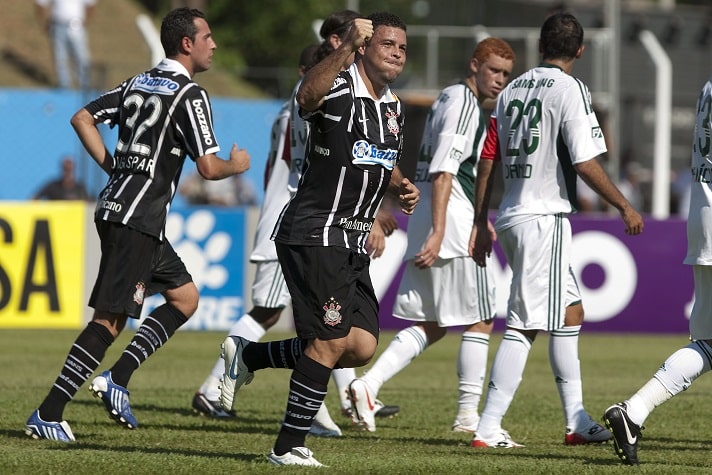 Também pelo Campeonato Brasileiro, Ronaldo marcou duas vezes no empate em 2 a 2 com o Palmeiras, que disputava o título daquele ano - 1/11/2009.