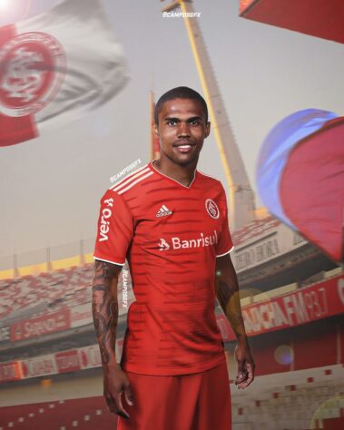 Erro na magia?! Douglas Costa, referência do Grêmio, vestindo a camisa do Internacional.