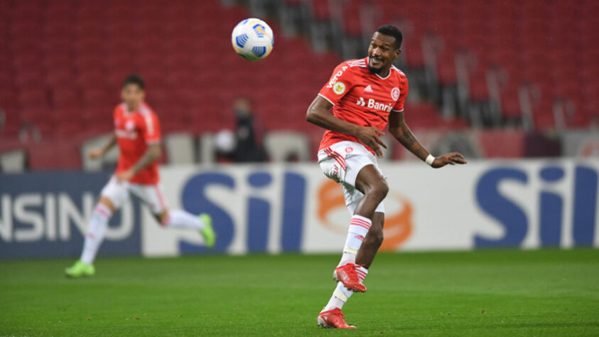 EDENILSON - Internacional (C$ 18,29) - Com oito gols e cinco assistências no Brasileirão, é a peça mais sólida do Colorado do meio pra frente, principalmente por cobrar as penalidades de sua equipe. Boa opção fora de casa diante de um Sport que não vence há cinco rodadas.