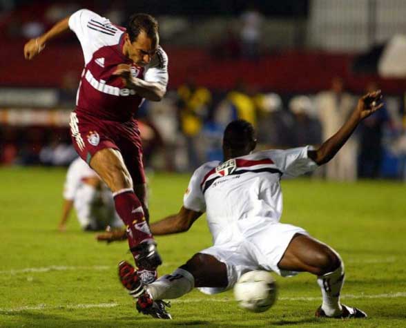 O Fluminense anunciou EDMUNDO como um dos astros do "pacotão" de reforços para 2004. O craque, que estava na lista de convocados para a Copa do Mundo de 1998, atuou ao lado de Romário, Ramon e Roger. Porém, teve lesões e não conseguiu uma sequência de jogos.