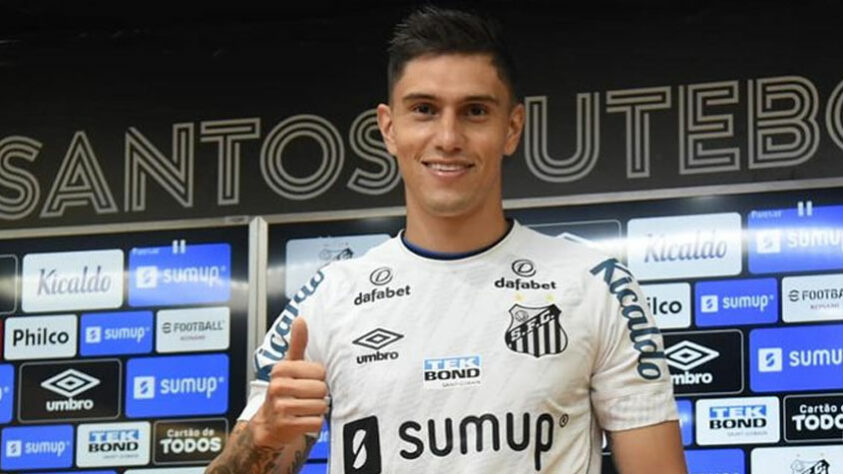 FECHADO - O zagueiro Emiliano Velázquez foi apresentado pelo Santos no início da tarde desta quinta-feira. O uruguaio de 27 anos assinou um contrato com o Peixe até o final de 2022 e vai utilizar a camisa 61 no clube. Ele deve fazer sua estreia na partida do próximo sábado, diante do Ceará, na Arena Castelão, pelo Brasileirão.