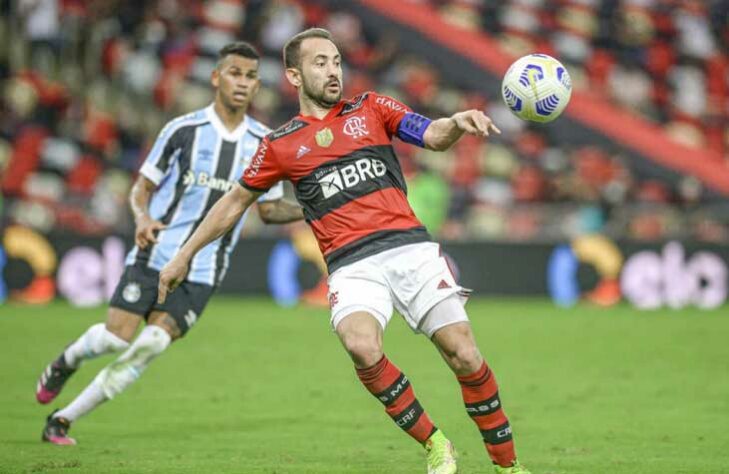 Meia: Everton Ribeiro (Flamengo) - 8 milhões de euros (R$ 50,4 milhões) / Gustavo Scarpa (Palmeiras) - 5 milhões de euros (R$ 31,68 milhões).