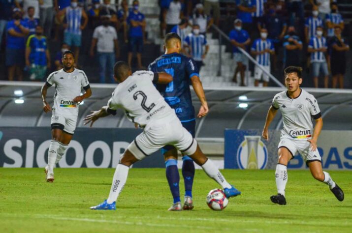 CSA - SOBE - A pressão alta da equipe do CSA foi muito importante para o time conquistar a vitória. Com a pressão, o Botafogo não conseguiu criar e mais marcou do que atacou. DESCE - O CSA cometeu 23 faltas na partida. Assim, o Botafogo teve a chance de explorar as jogadas na bola parada.