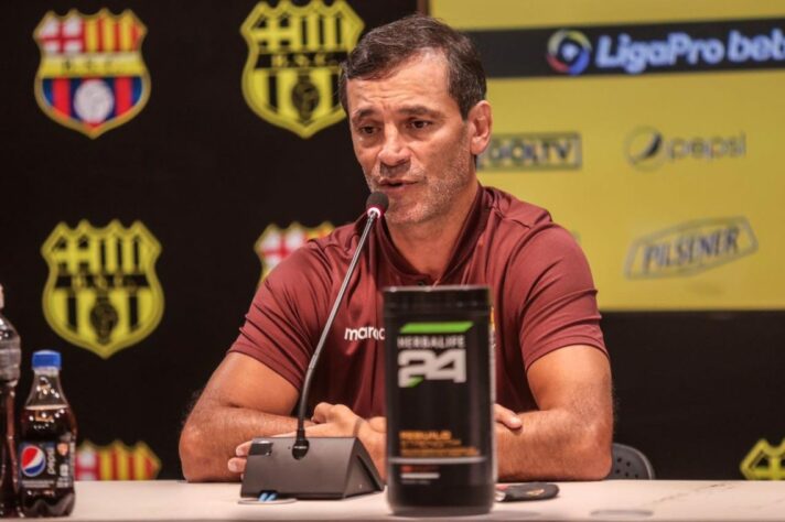 ESQUENTOU - O Santos avançou nesta quarta-feira pela contratação do técnico Fabián Bustos, do Barcelona de Guayaquil. O clube e os representantes do treinador discutem agora os termos finais do contrato para a programação da chegada do profissional ao Brasil. A informação foi primeiramente publicada pelo site GloboEsporte.com e confirmada pelo LANCE!.