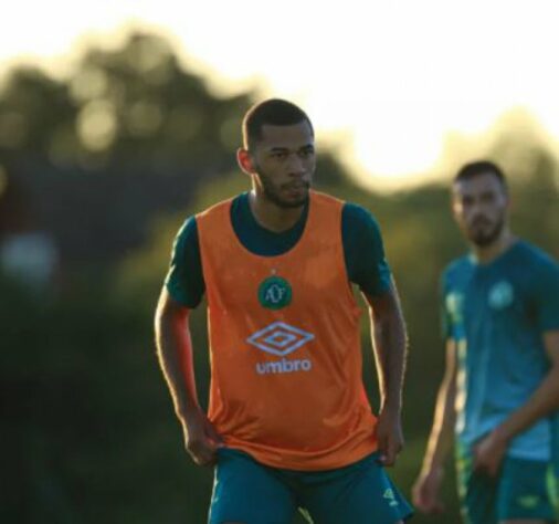 FECHADO - Na lanterna do Campeonato Brasileiro, a Chapecoense dá sinais que irá começar a reformular o seu elenco com o torneio em andamento e confirmou a saída do atacante Fabinho. Aos 21 anos, o jogador, que estava emprestado pelo Athletico, rescindiu acordo para defender as cores do Vitória na Série B.