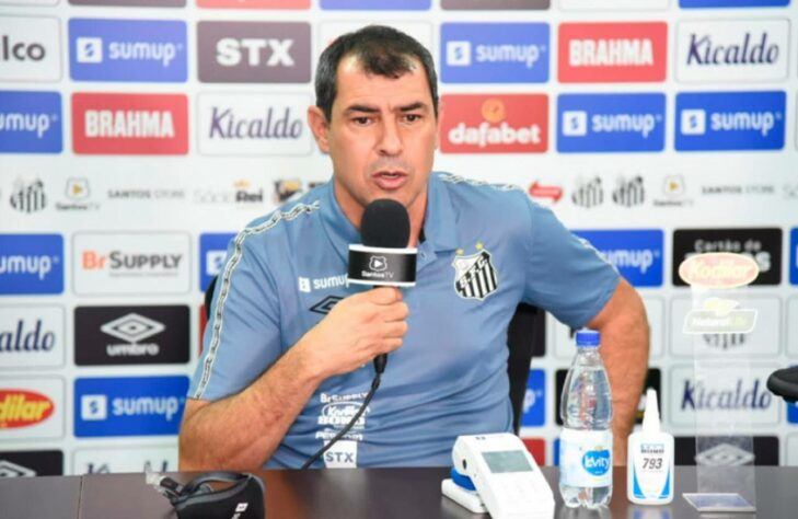 FECHADO - O Santos apresentou oficialmente na manhã desta quinta-feira (9) o técnico Fábio Carille. O presidente Andres Rueda abriu a coletiva agradecendo a Fernando Diniz, que deixou o Peixe recentemente.