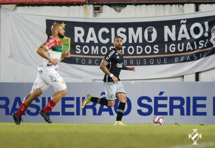 BRUSQUE - SOBE - A equipe apostou na bola aérea e deu perigo ao gol de Vanderlei. O Brusque até chegou a marcar em jogada aérea mas o gol foi anulado pela arbitragem. DESCE - O Brusque criou bastante e chegou muitas vezes ao ataque mas não soube aproveitar bem as chances criadas.