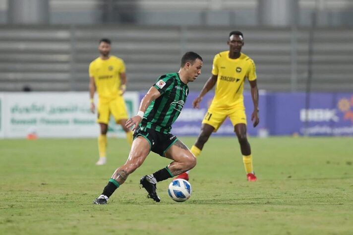 FECHADO - O meia Felipe Hereda pode ser mais um jogador brasileiro a se naturalizar por outro país. Em sua terceira temporada no futebol do Bahrein, o meio-campista de 28 anos pode defender a seleção asiática se continuar atuando no país por mais dois anos. Inclusive, recentemente, Hereda acertou com o Budaiya Club, da elite nacional. Com passagens pelo Santo André, ABC, Sergipe e Fox do Iguaçu, Felipe Hereda projetou a temporada de 2021/22 pelo novo clube e a busca por um prêmio individual na elite do Bahrein.