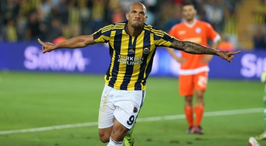 Fernandão (atacante) - defendeu o Fenerbahçe entre os anos de 2015 e 2018, marcando 50 gols em 104 jogos. 