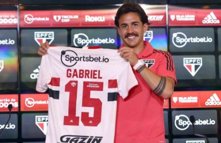 FECHADO - O volante uruguaio Gabriel Neves foi apresentado como novo jogador do São Paulo para a temporada. Ele recebeu a camisa 15, que era usada pelo ídolo Hernanes. Na entrevista coletiva, ele elogiou o Tricolor e comemorou o desfecho das negociações com o clube do Morumbi.