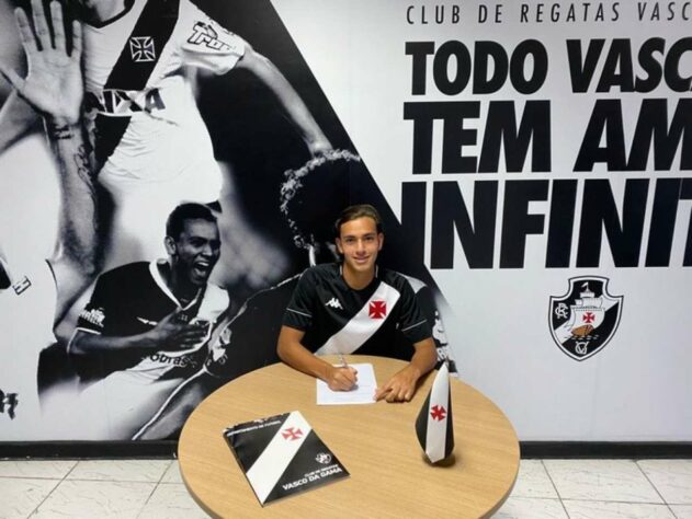 FECHADO - Em mais uma etapa do processo de renovações na base, o Vasco anunciou que o meia Guga Maia, da equipe sub-17, assinou contrato profissional, nesta quinta-feira. O novo vínculo do atleta com o Cruz-Maltino é válido até setembro de 2025, mesmo tempo de contrato do atacante GB, da mesma categoria, que assinou na quarta. 