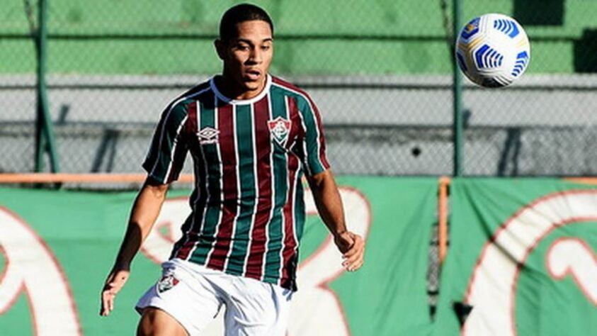 Gustavo Apis - 4,0 - Teve dificuldades na troca de passes e na marcação.