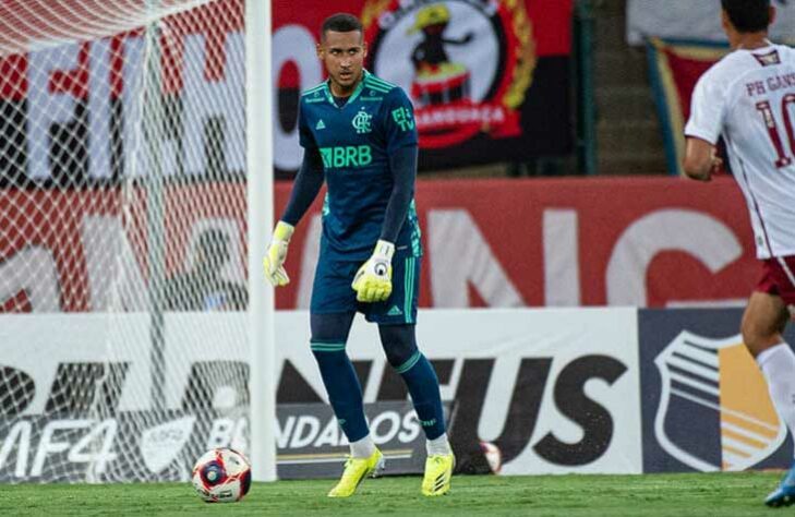 GABRIEL BATISTA - NA MESMA - Outro goleiro formado no Ninho do Urubu, Gabriel Batista não chegou a ter uma grande sequência no gol (a maior foi de três jogos consecutivos), substituindo Diego Alves em cinco ausências. Sofreu quatro gols em duas vitórias e três empates, nos quais não fez grandes defesas - tampouco comprometeu o resultado.