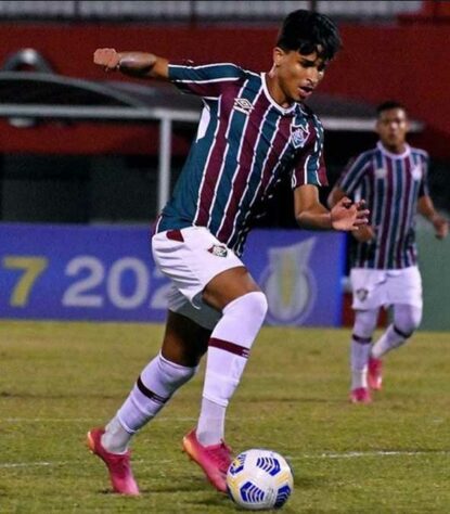  Gabriel Lira - 18 anos - lateral-esquerdo - contrato com o Fluminense até 31/08/2023 (o único ainda com contrato de formação)