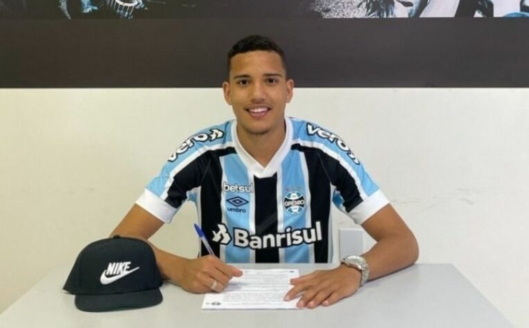 FECHADO - O Grêmio renovou o contrato com o zagueiro Gustavo Martins, da equipe sub-20. O novo vínculo é válido até dezembro de 2025 e tem multa rescisória estipulada em R$ 500 milhões.