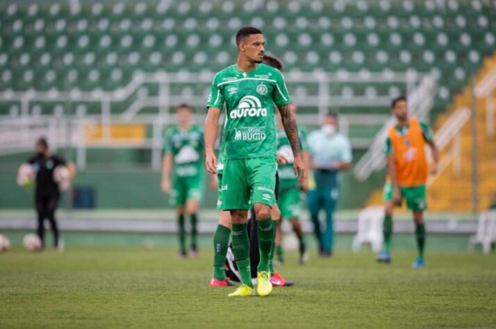 FECHADO - Através de nota oficial publicada pela Chapecoense em seus canais oficiais nesta segunda-feira (6), o clube informou sobre a saída de mais um nome do plantel, seguindo a linha de plantel "enxugado" das últimas semanas. Desta vez, quem saiu do clube catarinense foi o zagueiro Hiago em acordo que teria partido do desejo do atleta de 23 anos com vínculo, inicialmente, até o final do ano.