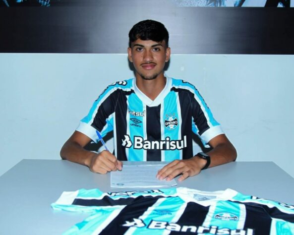 FECHADO - Zagueiro do Sub-17 do Grêmio, João Lima se destacou no último Campeonato Brasileiro da categoria. Após completar 16 anos, o defensor assinou contrato com o profissional do clube. Inspirado em Pedro Geromel, jogador que ocupa a zaga do Grêmio há sete anos, o atleta assinou vínculo com o Tricolor até 2024 com multa rescisória avaliada em 35 milhões de euros (cerca de R$ 216 milhões).