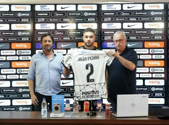 Dias após a chegada de Róger Guedes e Carlos Miguel, o Corinthians anunciou a primeira contratação por empréstimo na gestão de Duílio. Trata-se do lateral-direito João Pedro, cedido pelo Porto. Na reserva de Fagner, o defensor teve poucas oportunidades e não convenceu a Fiel torcida. A avaliação da diretoria também não foi positiva, e o jogador retornará a Portugal, pois seu vínculo com o Timão se encerrou no dia 30 de junho de 2022.