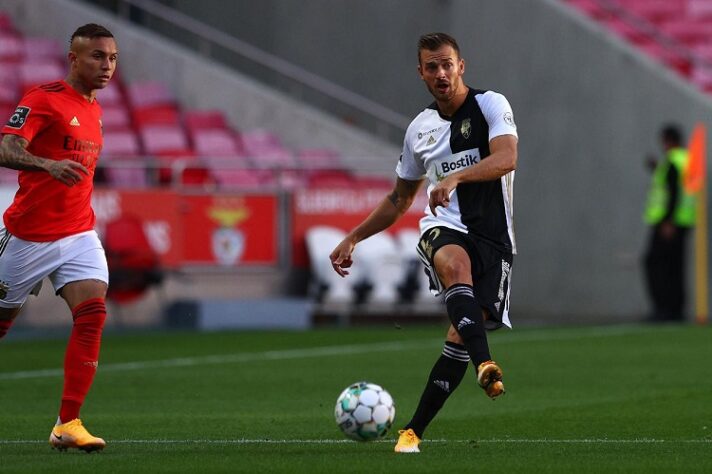 ESQUENTOU - Desde 2018 em Portugal, o meio-campista brasileiro Jonatan Lucca, atualmente no Farense, quer voltar para o Brasil. Apesar do encerramento da janela de transferências da Europa, o jogador pode rescindir seu contrato com o seu clube atual e ficar livre no mercado, o que possibilitaria ainda ser inscrito por qualquer time brasileiro. 