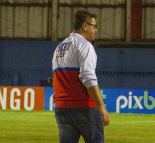 ESQUENTOU - Chegou ao fim a temporada 2021 do Paraná. No fim de semana, o Tricolor recebeu o Oeste e venceu por 4 a 0, na Vila Capanema. Apesar do último ato feliz, a época será esquecida pelos torcedores, que viram o Tricolor ser rebaixado para a Série D.  Mesmo com o cenário incerto dentro do clube, Jorge Ferreira, que é funcionário da comissão técnica, espera ser efetivado como treinador para dar início ao planejamento de 2022.