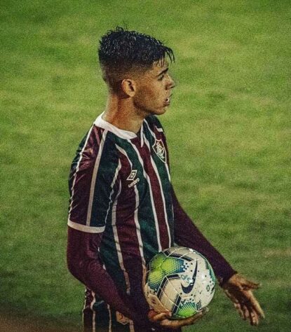 Justen - 18 anos - zagueiro/lateral - contrato com o Fluminense até 15/08/2023