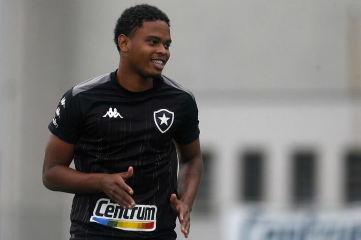 NEGOCIANDO - Sem ter como fazer grandes investimentos no mercado, o Botafogo tenta manter os ativos do atual elenco. A bola da vez é Lucas Mezenga: o Alvinegro chegou a um acordo com o Nova Iguaçu e encaminhou a compra do zagueiro de 20 anos, que deve assinar um contrato definitivo com o Glorioso.