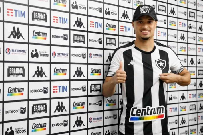 FECHADO - Os holofotes do Botafogo podem estar em cima de Rafael, lateral-direito que negocia com o clube, mas o Alvinegro, enquanto ainda tenta resolver a situação com o defensor, vai se movimentando no mercado. O clube anunciou, nesta quinta-feira, o meia Luiz Henrique, que chega por empréstimo junto ao Fortaleza até o fim do Brasileirão.