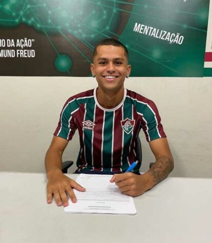 FECHADO - O Fluminense acertou a renovação de contrato de Luan Brito, artilheiro do sub-20 na atual temporada. Agora, o jogador amplia o vínculo, que antes era até 2022, para dezembro de 2024. A multa rescisória para o exterior chega na casa dos 50 milhões de euros (R$ 309 milhões na cotação atual).