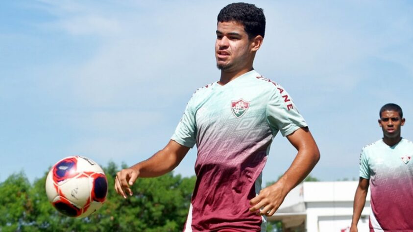 FECHADO - Mais de um mês depois de conseguir a rescisão com o Fluminense na Justiça, o meia Miguel encaminhou um acerto com o Red Bull Bragantino. Para isso, o estafe do atleta de 18 anos fez um acordo com o clube carioca para encerrar o processo, deixando 30% dos direitos com o Tricolor. A assinatura do vínculo deve acontecer nos próximos dias.