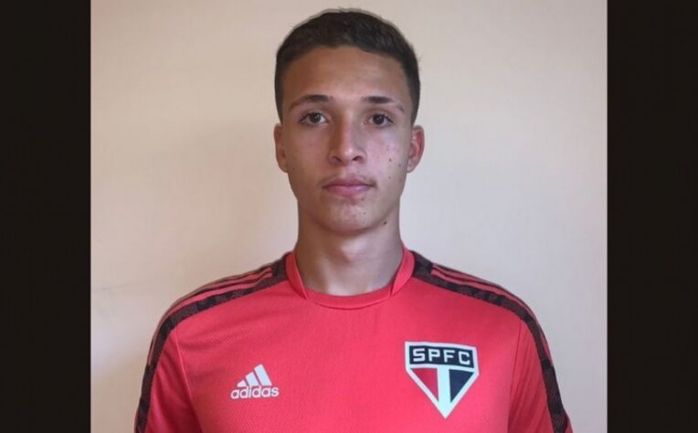 FECHADO - Após a boa campanha semifinalista do Brasileiro Sub-17 e o bom começo no Campeonato Paulista da categoria, o São Paulo terá um reforço para a defesa. O zagueiro Miguel foi contratado para o time sub-17 e já treina com o restante do elenco, mirando uma estreia no estadual.