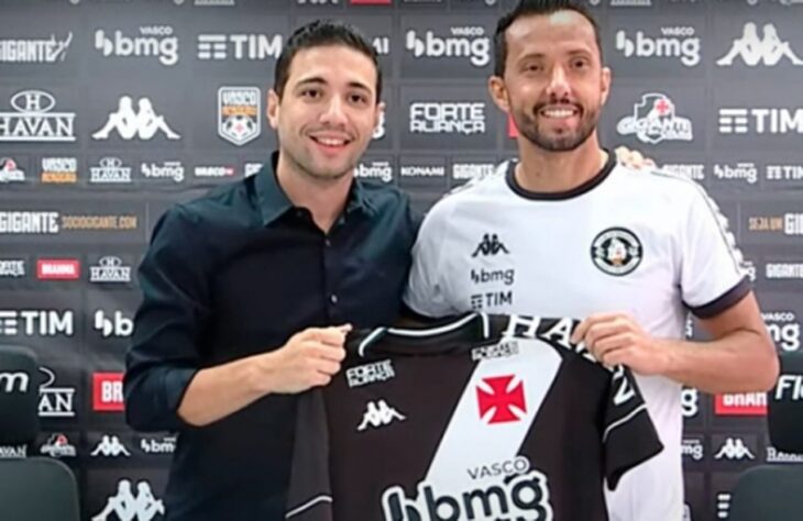 FECHADO - Nenê voltou. Já regularizado, viaja com o Vasco para Maceió para o jogo desta quinta-feira contra o CRB. Ele vestirá a camisa 77, de mesmo número que ele utilizava no Fluminense - ele rescindiu com o Tricolor na última terça-feira. É o grande nome do Vasco para as 15 rodadas finais da Série B do Campeonato Brasileiro. O contrato dele com o Cruz-Maltino vai até o final do ano que vem.