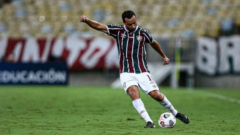 FECHADO - O meia Nenê deixou o Fluminense e acertou sua volta ao Vasco. O retorno ao Cruz-Maltino acontece após três anos e oito meses, e o contrato assinado vai até o final do ano que vem. Aos 40 anos, Nenê chega com a missão de conduzir o time, agora comandado por Fernando Diniz, numa arrancada em busca do acesso à Série A do Brasileirão.