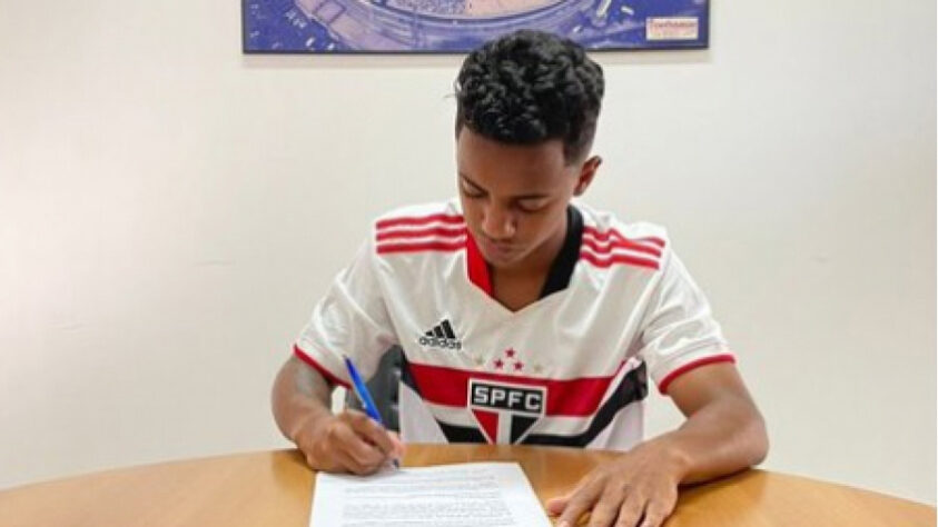 FECHADO - Destaque da categoria sub-17, o atacante Newerton acertou seu primeiro vínculo profissional com o São Paulo. Antes com contrato amador até fevereiro de 2023, ele assinou novo acordo até o final de agosto de 2024.