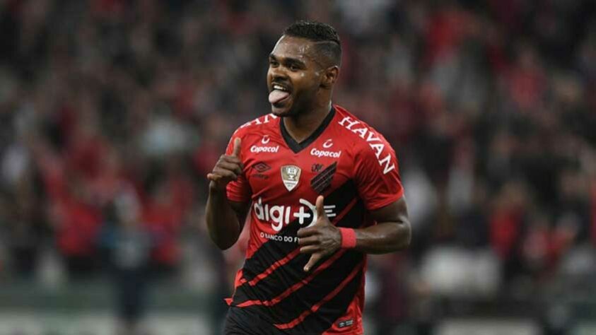 PODE FECHAR - Nikão (meia - 29 anos) - O São Paulo está perto de acertar a contratação do meia, que está sem clube desde que deixou o Athletico-PR. O jogador, que já tinha praticamente tudo acertado com o Internacional, decidiu atuar no Tricolor, onde deve assinar um contrato de quatro temporadas. A informação foi publicada inicialmente pelo 'ge.globo".