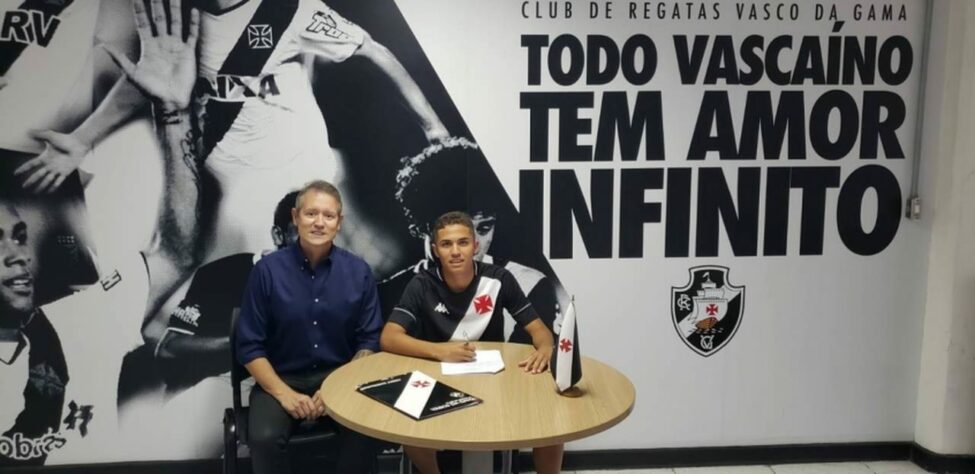 FECHADO - O Vasco fechou um importante vínculo visando o futuro. Nesta quinta-feira, o Cruz-Maltino sacramentou o primeiro contrato profissional de Paulinho 'Babilônia', de 16 anos, um dos jogadores vistos com maior potencial nas categorias de base do clube. O defensor completou 16 anos em maio e assinou um contrato válido por três anos.