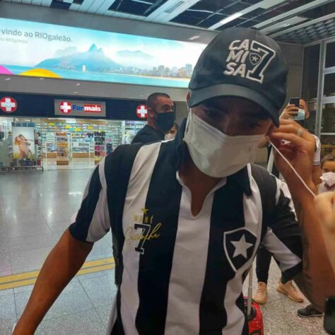 FECHADO - Novo reforço do Botafogo para a sequência da Série B, Rafael desembarcou no Rio de Janeiro na madrugada desta sexta-feira. O jogador, que receberá o número 7 do Glorioso, já vestia a camisa alvinegra em sua chegada ao Aeroporto Antônio Carlos Jobim.